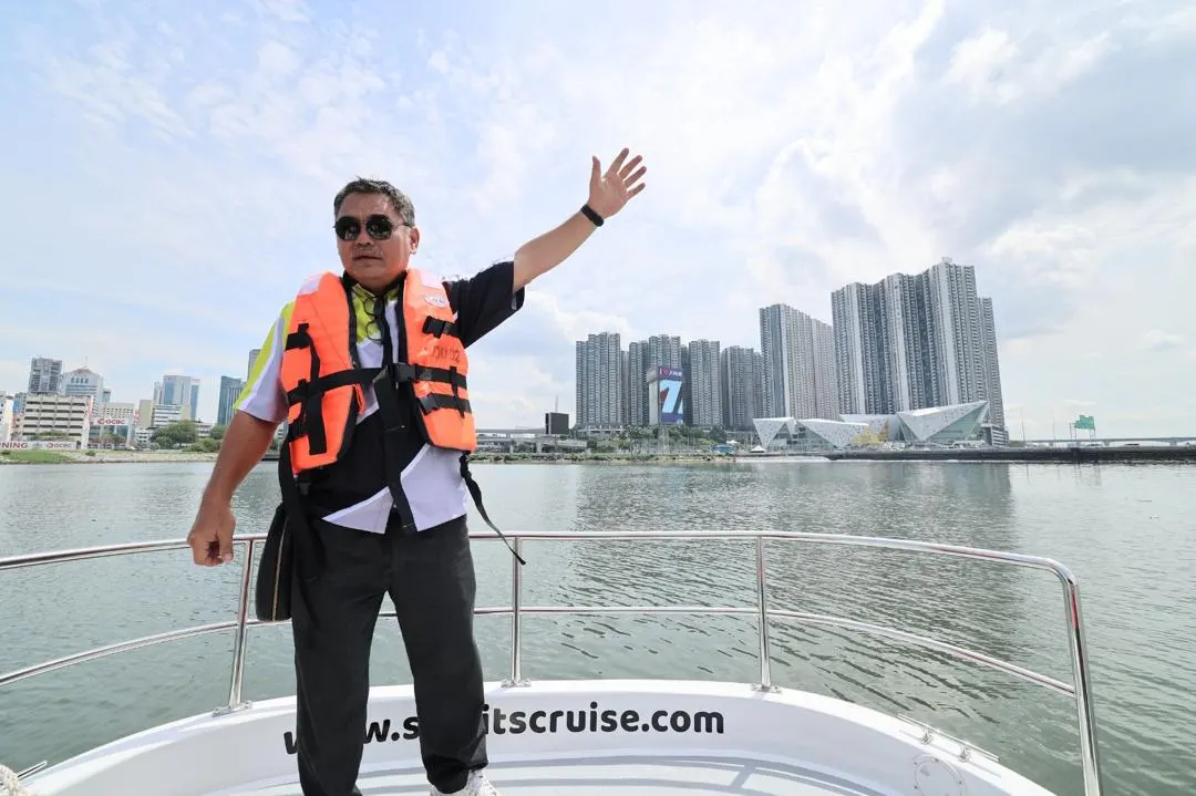 Straits Cruise photo 5